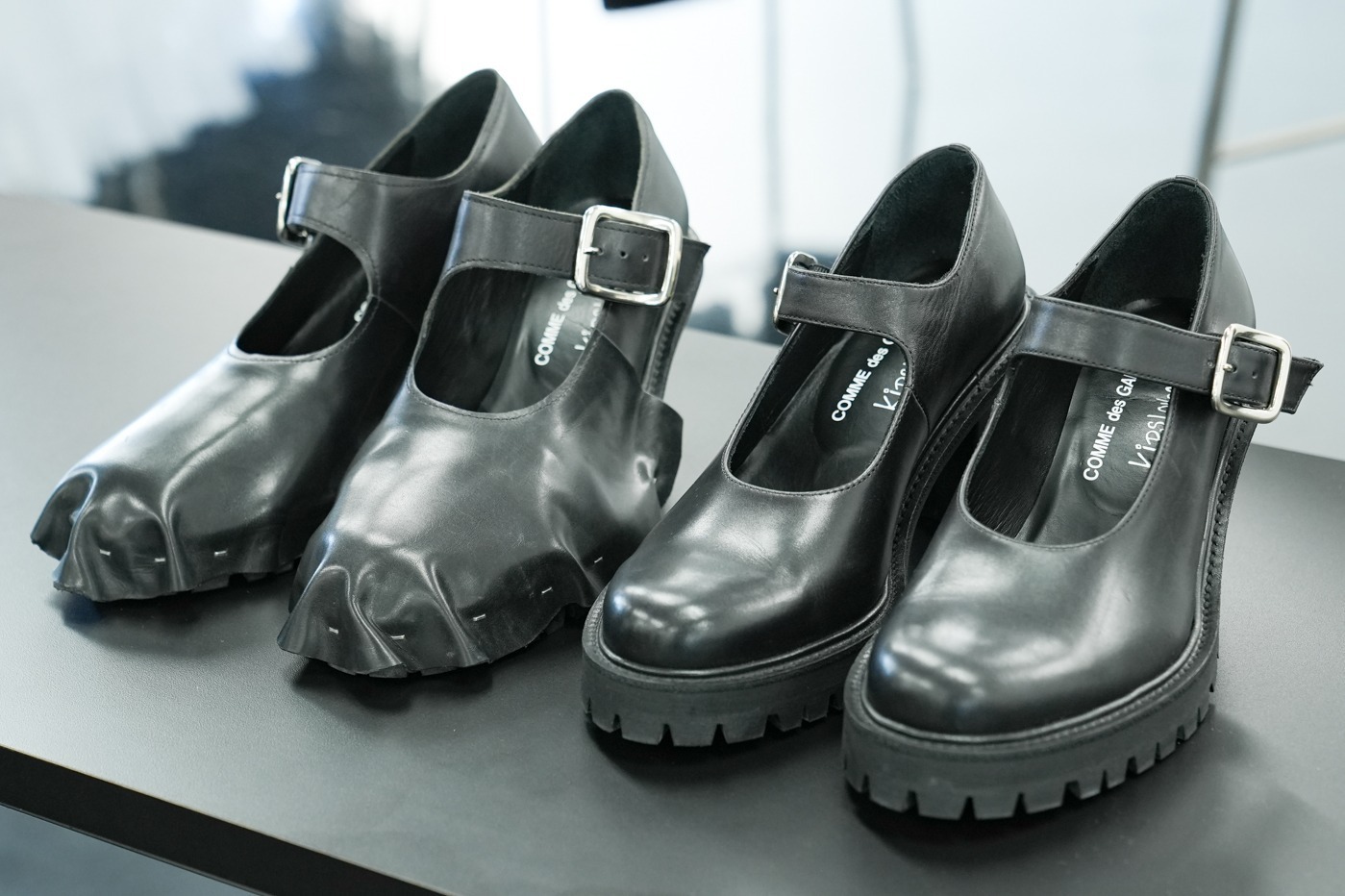 コム デ ギャルソン×キッズ ラブ ゲイトのベルト付きヒールシューズ