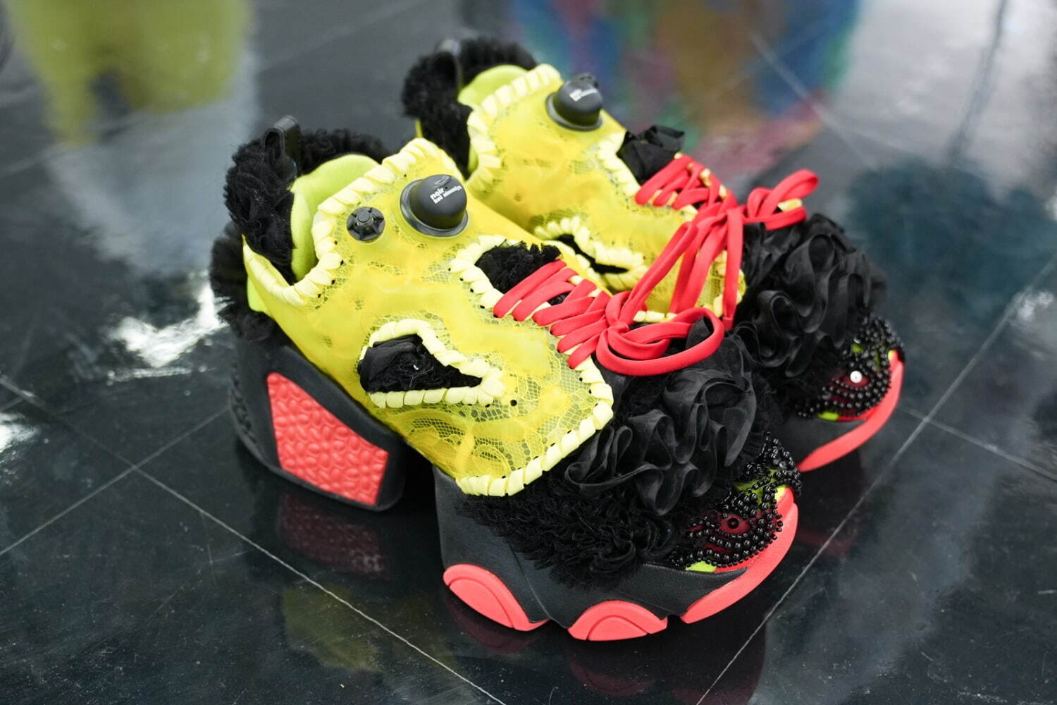 ノワール ケイ ニノミヤ×リーボック“花やフリル”を装飾したスニーカー