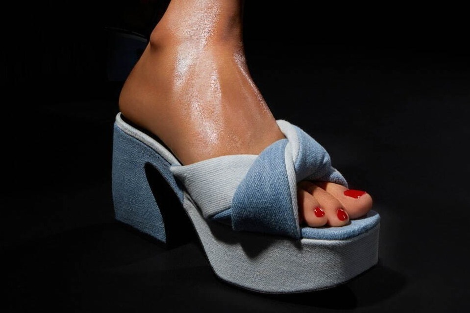 セルジオ ロッシの24年春夏、ツートンカラーのデニムミュール