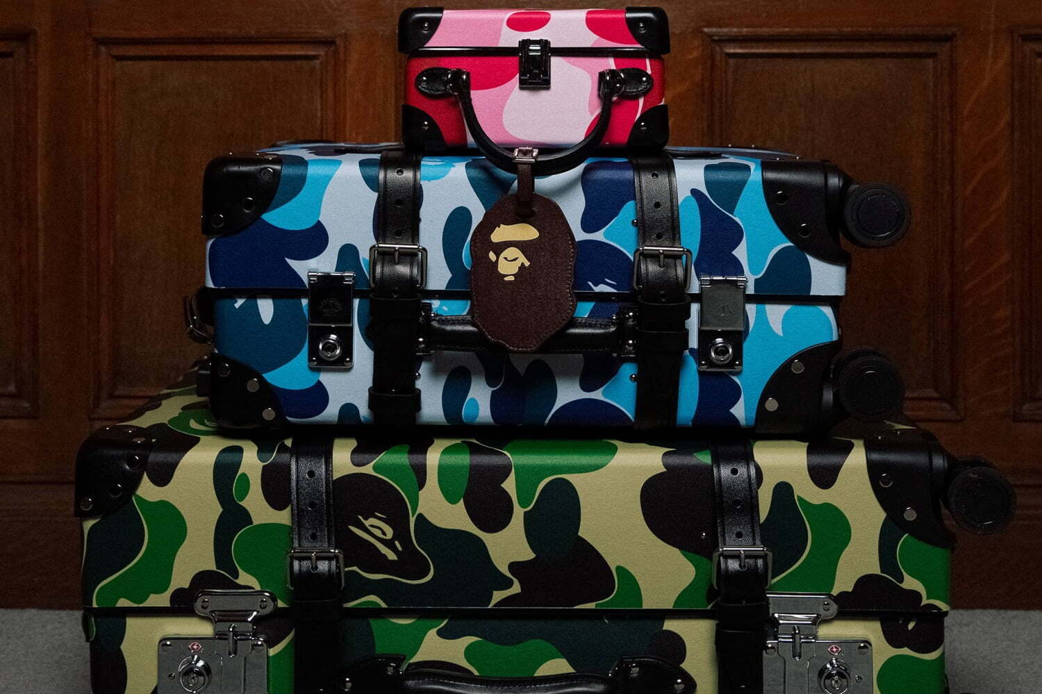 ア ベイシング エイプ×グローブ・トロッター、カモ柄キャリーケースや