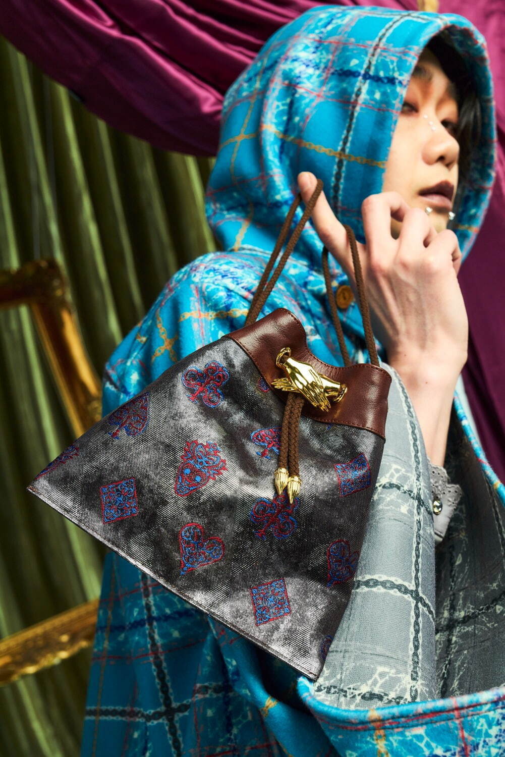 ハザマ×西陣織老舗「西陣岡本」の長財布＆巾着バッグ、箔糸を用いて“失