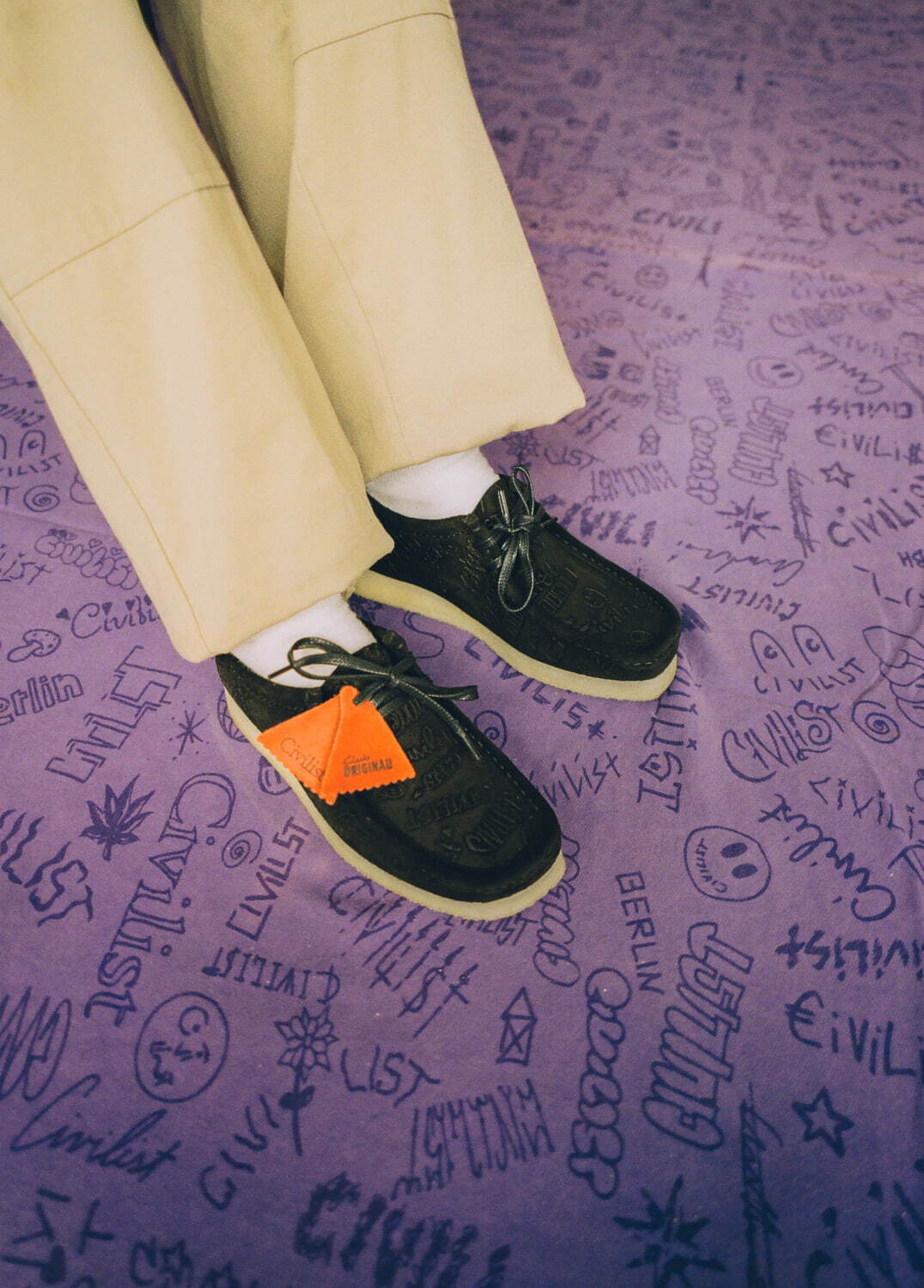 クラークス オリジナルズ“落書き風”デボス加工入り「ワラビー