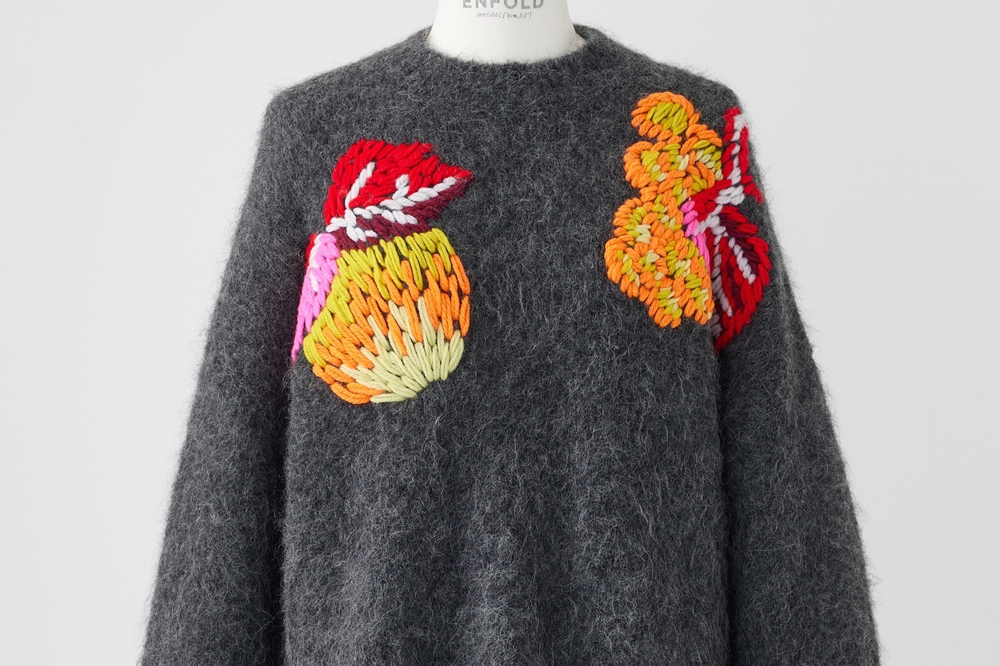エンフォルド×ケイタマルヤマ、“花＆ぶどう”の刺繍入りニットや