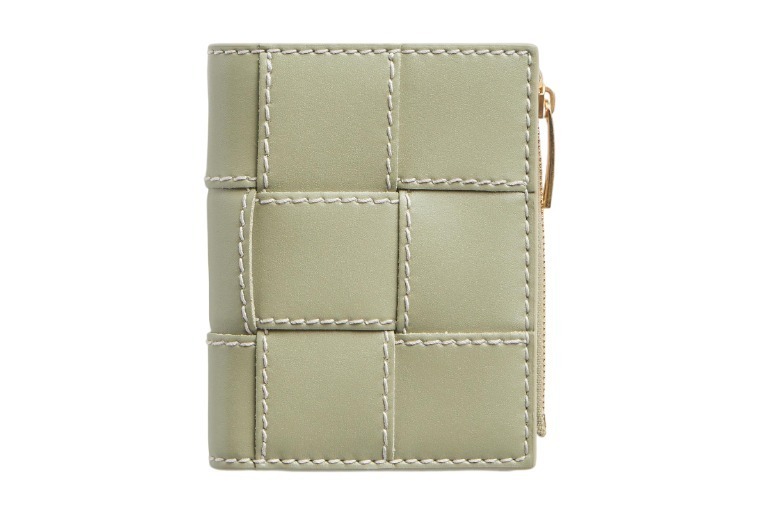 ボッテガ・ヴェネタ「カセット」24年秋冬、白ステッチを施した