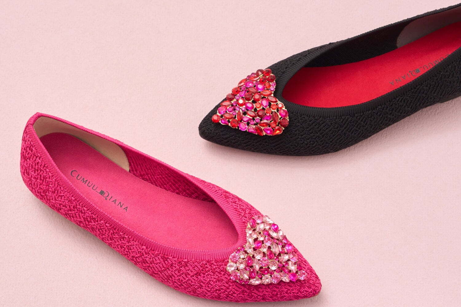 ハートビジュー”輝くフラットパンプス、ダイアナのニットシューズ