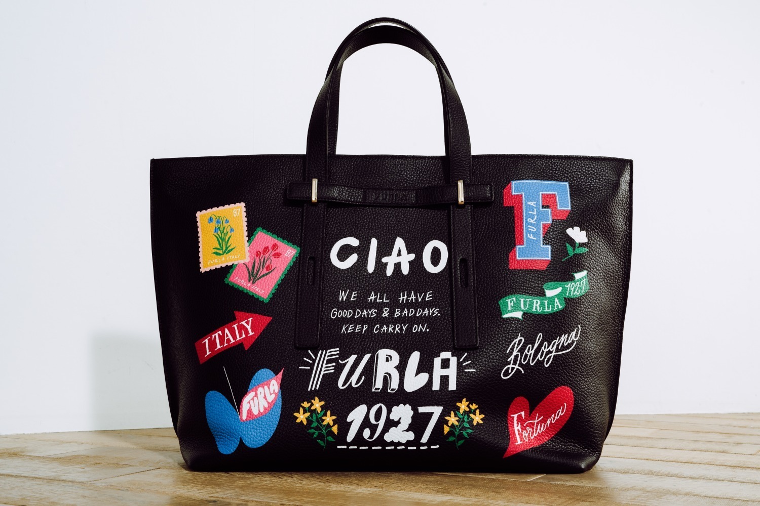 フルラのトートバッグ「フルラ ジョベ」“ロゴ＆花”をポップなアートで