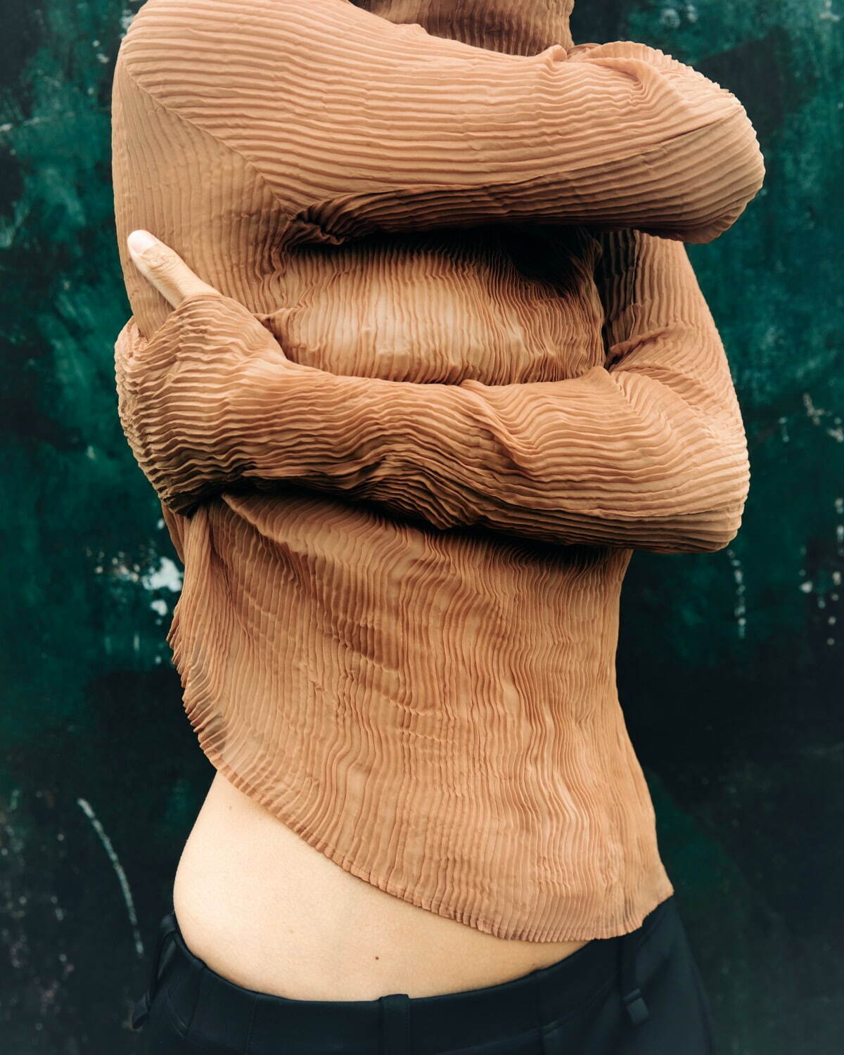 イッセイ ミヤケの“プリーツ＆ツイスト加工”ハイネックトップス