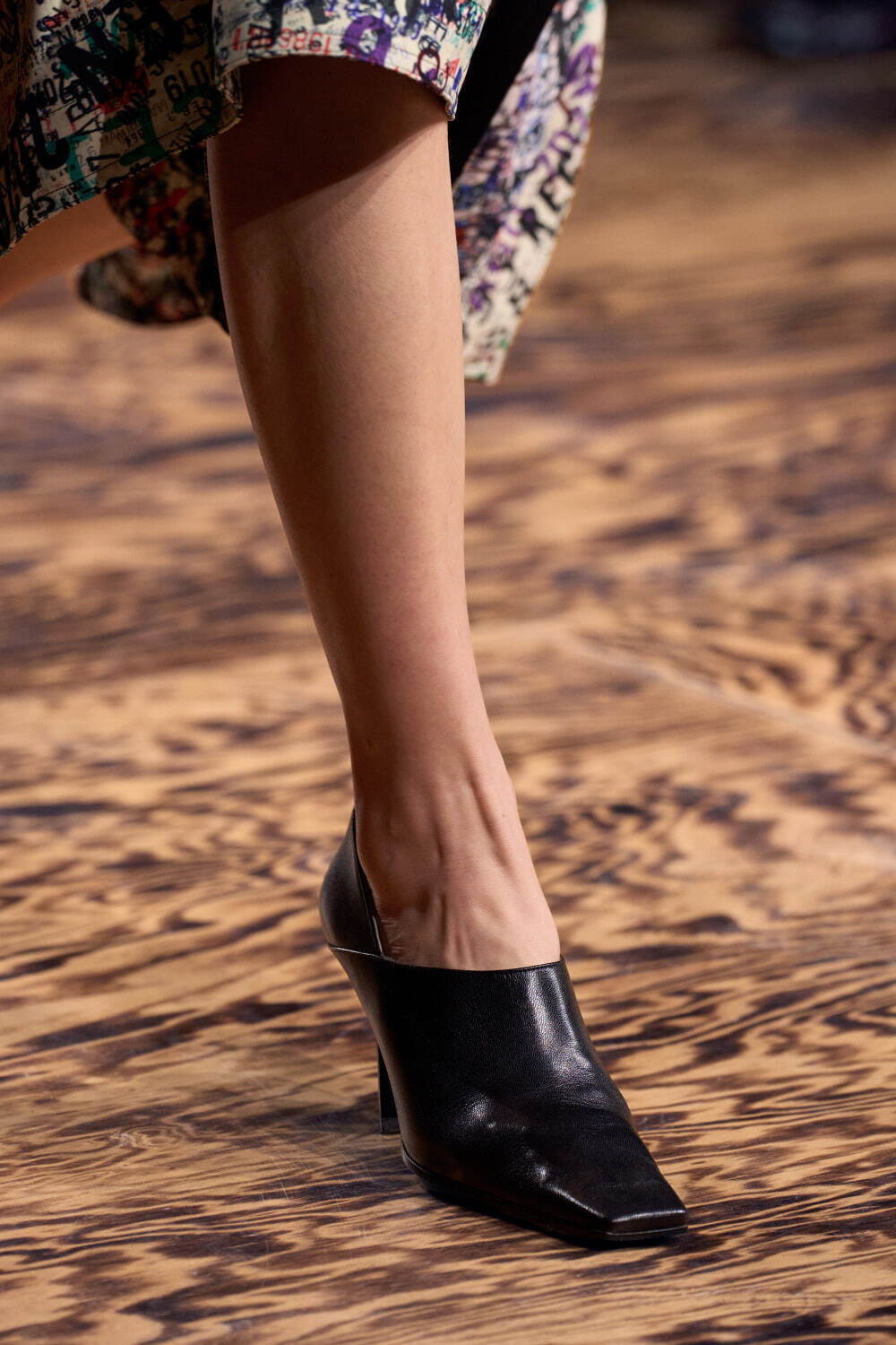 ボッテガ・ヴェネタ24年冬パンプス「ルイス」彫刻的なヒール×スクエア