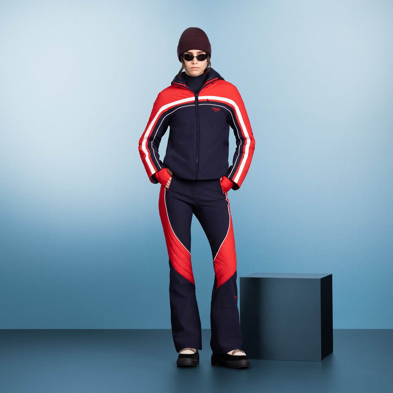 フェンディのあったか冬小物、ピンク＆ホワイトのもこもこ「FF」ロゴ