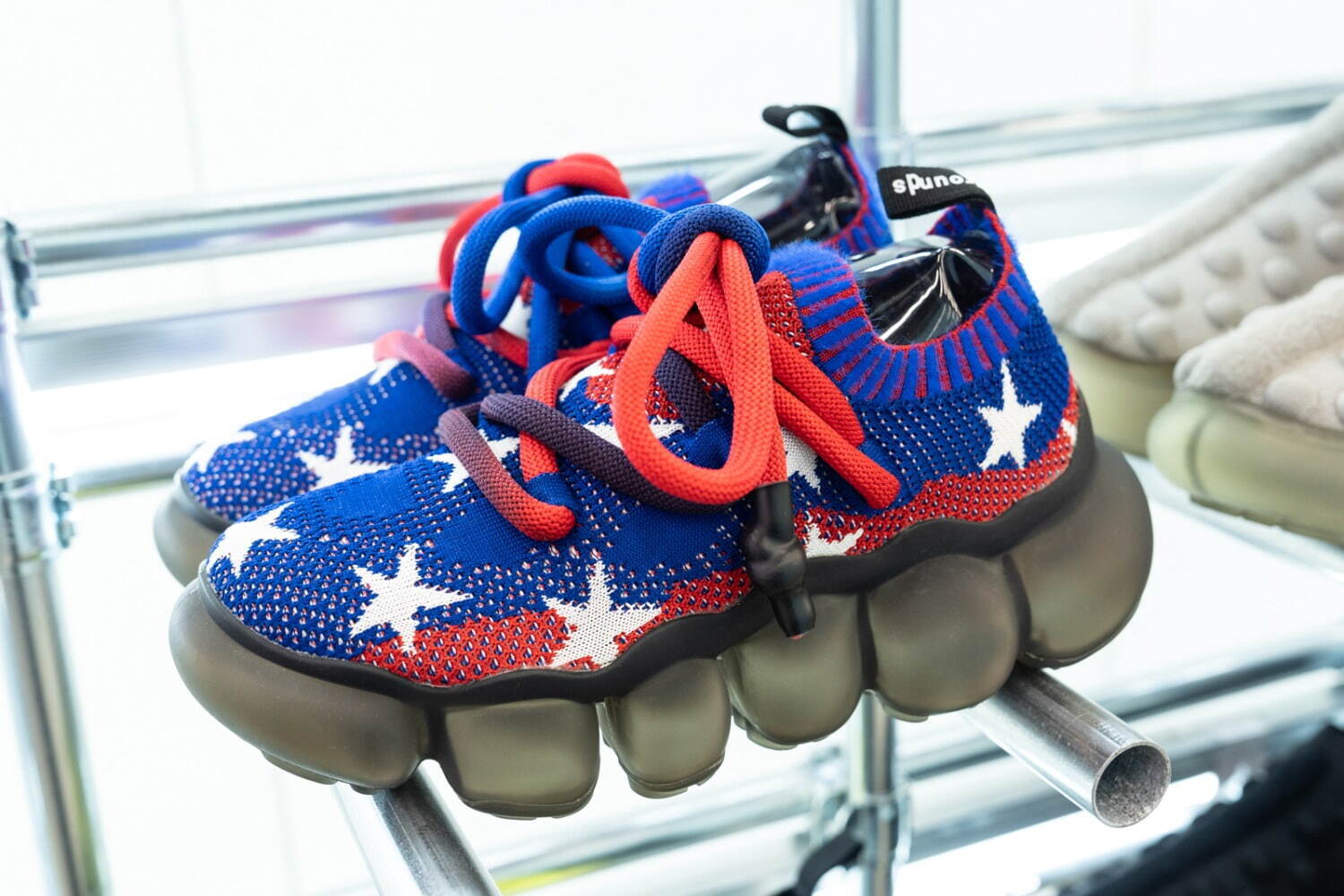 グラウンズ ストア 003」原宿にオープン、光沢シルバーの限定シューズ