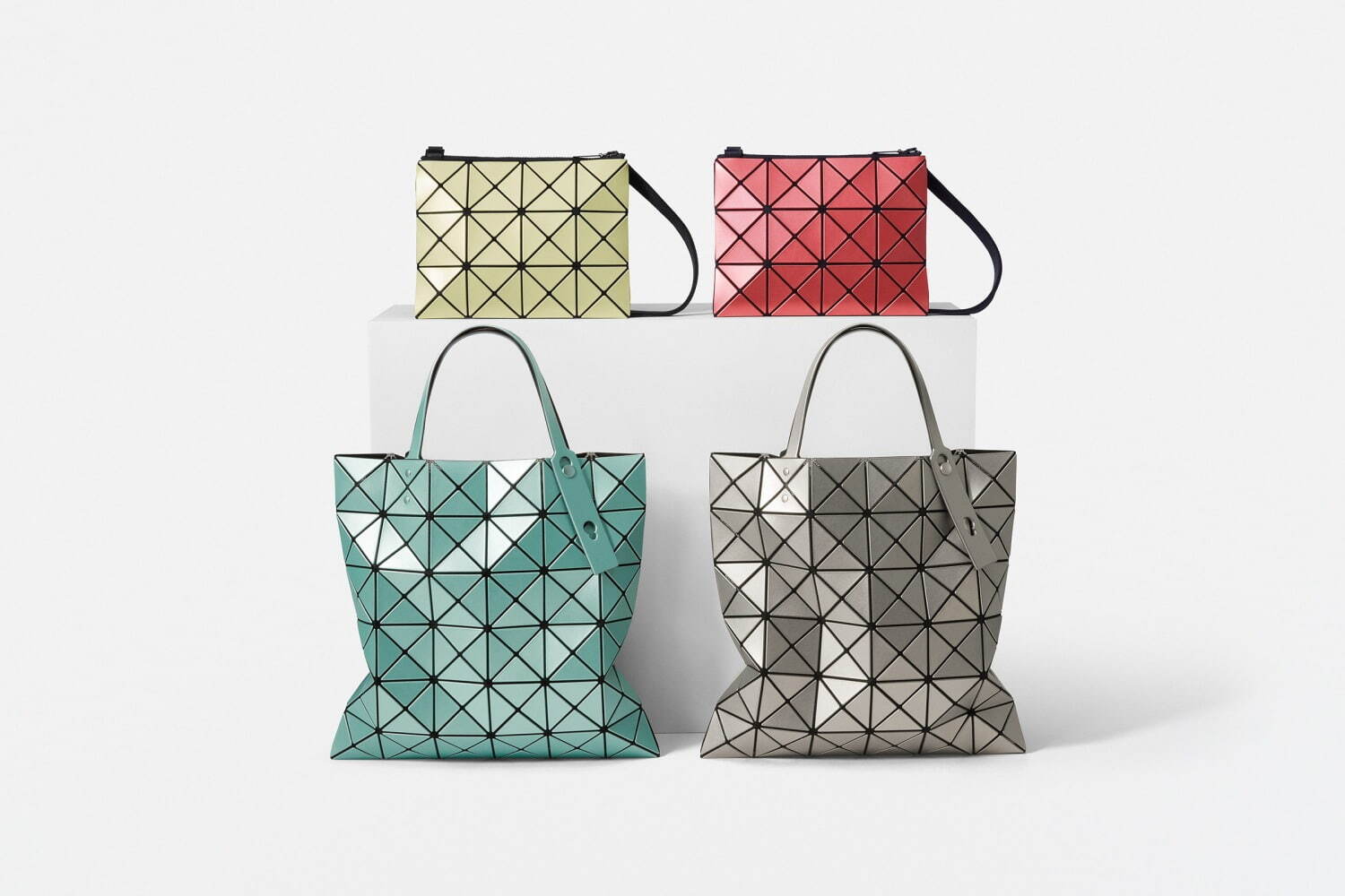 バオ バオ イッセイ ミヤケの“ビヨーン”と伸びるハンドバッグ