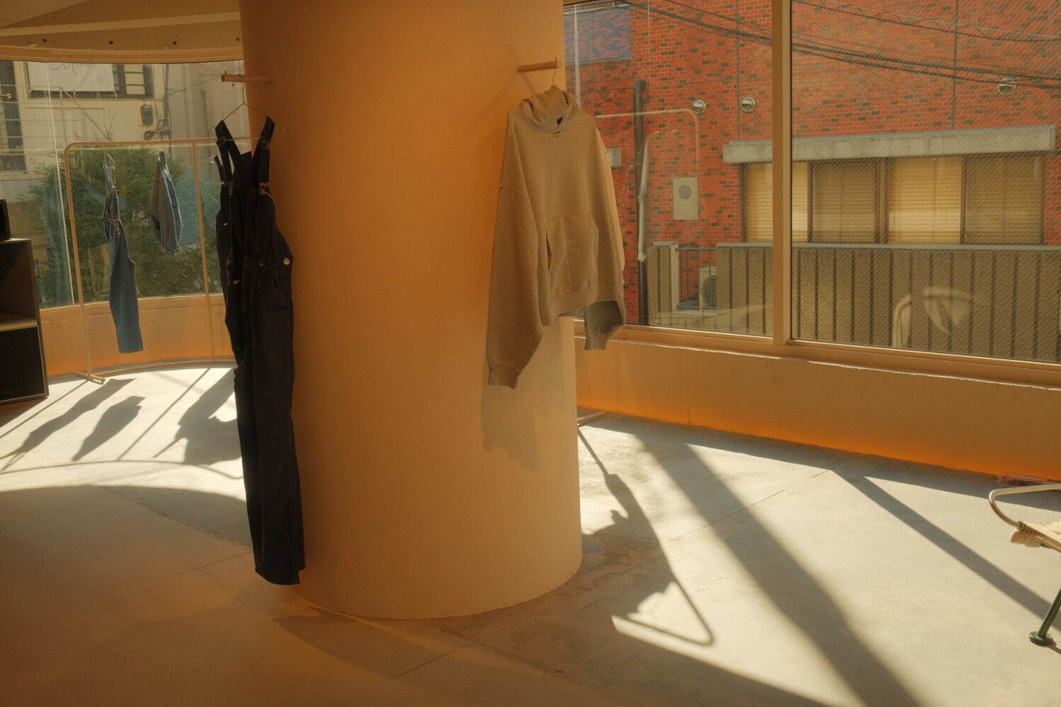 スタイリスト百々千晴のブランド「シシクイ」新店が青山に、オーバー