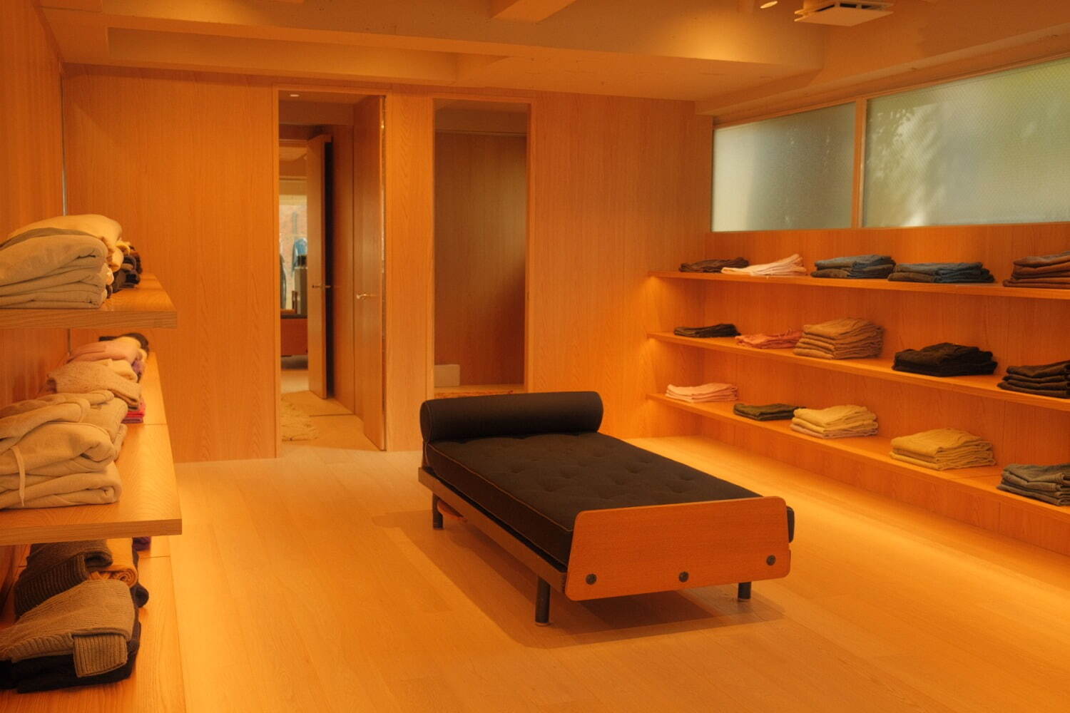 スタイリスト百々千晴のブランド「シシクイ」新店が青山に、オーバー