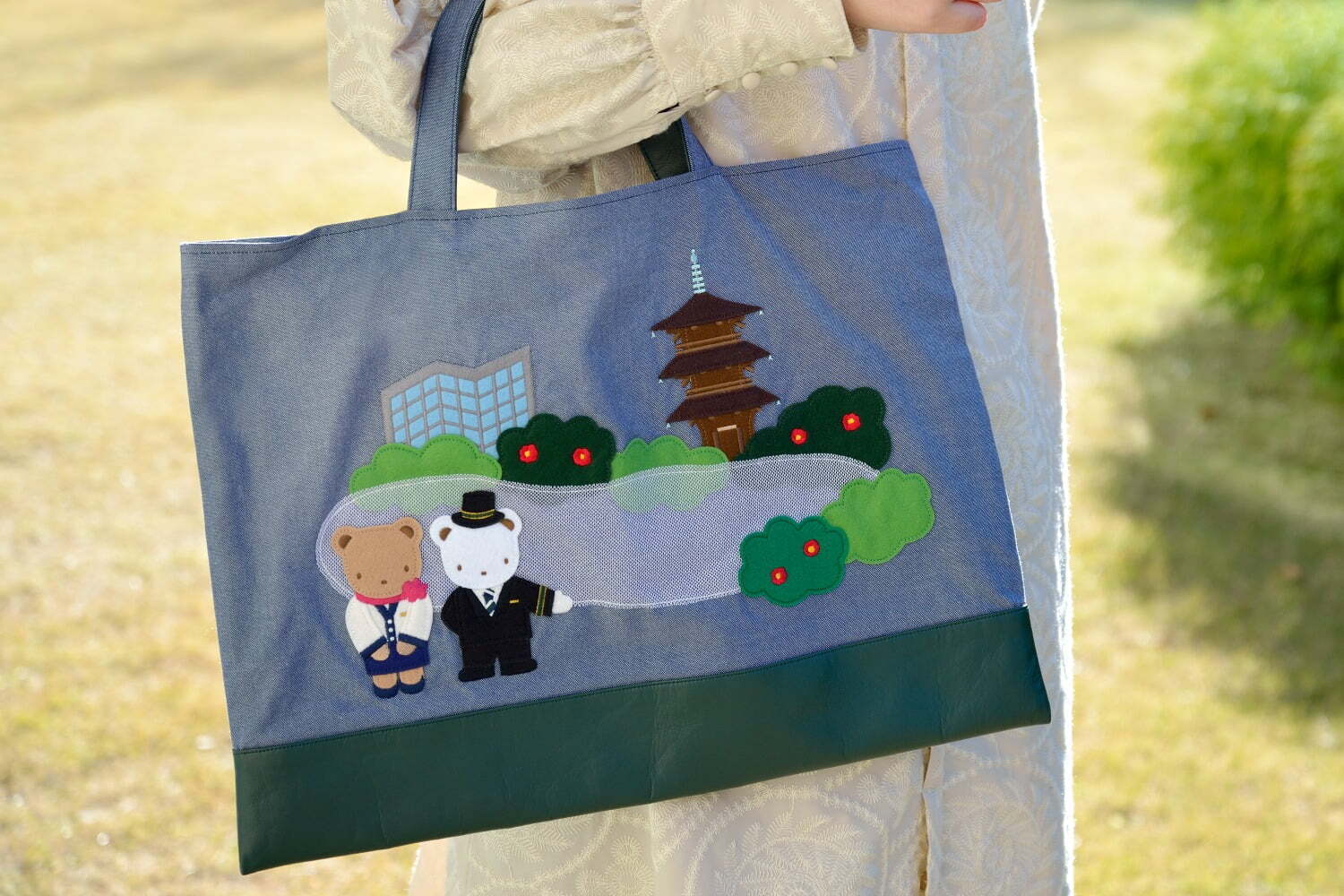 ファミリア×ホテル椿山荘東京のデニムバッグ、ホテル制服姿のクマ