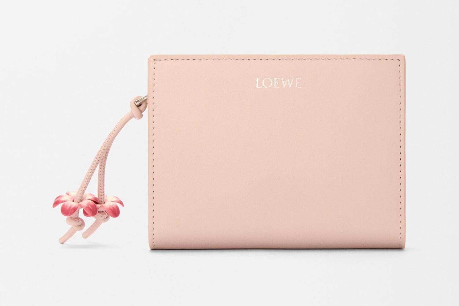 ロエベ25年春レディース革財布、引き手に“デイジーの花”が咲く二つ折り