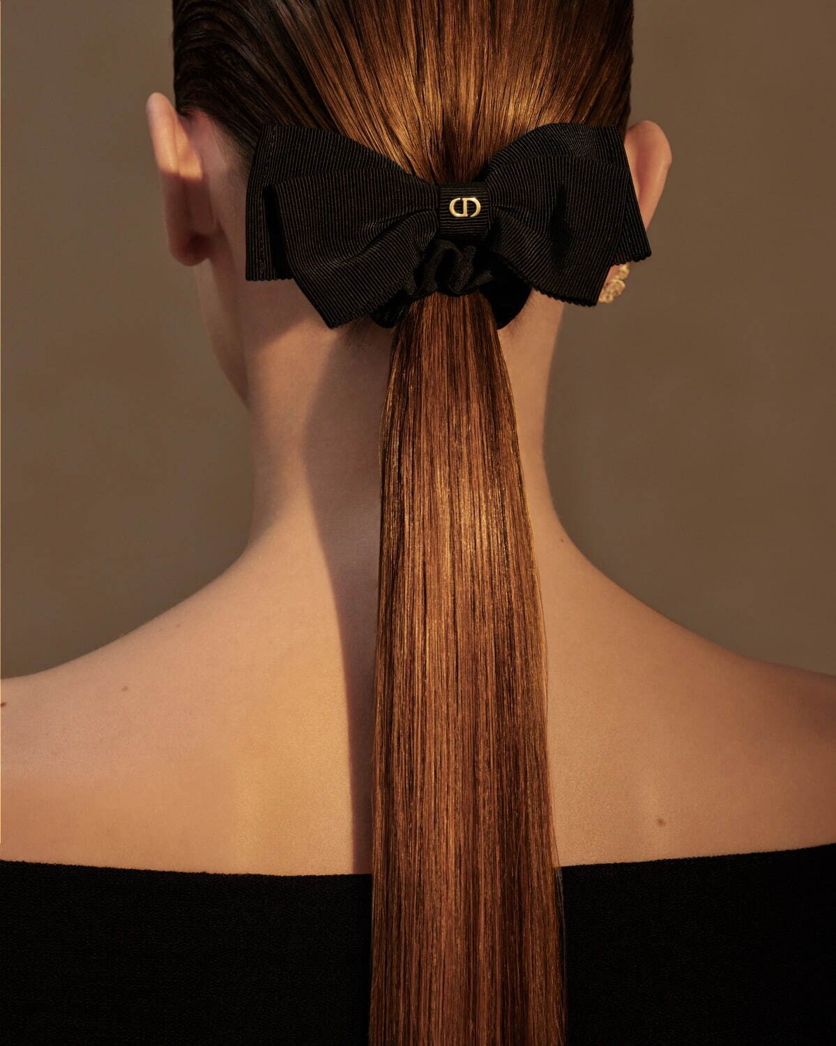 ディオール「CD」煌めく“大きなリボン”バレッタ、刺繍リボンのヘア