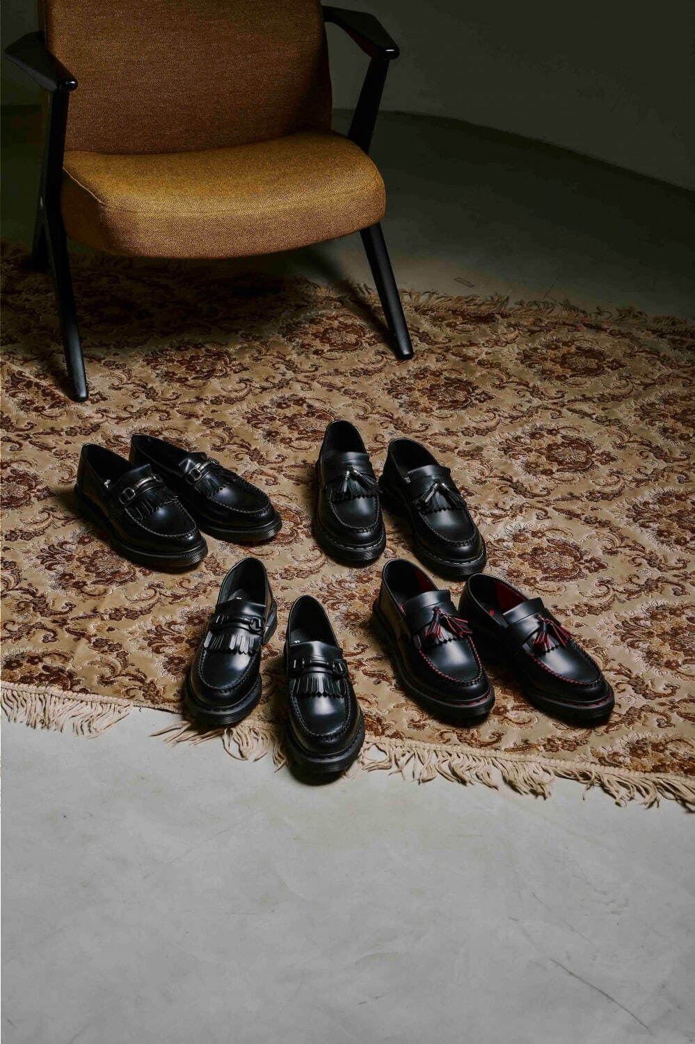 ドクターマーチンのローファー「エイドリアン」“レッド覗く”タッセル