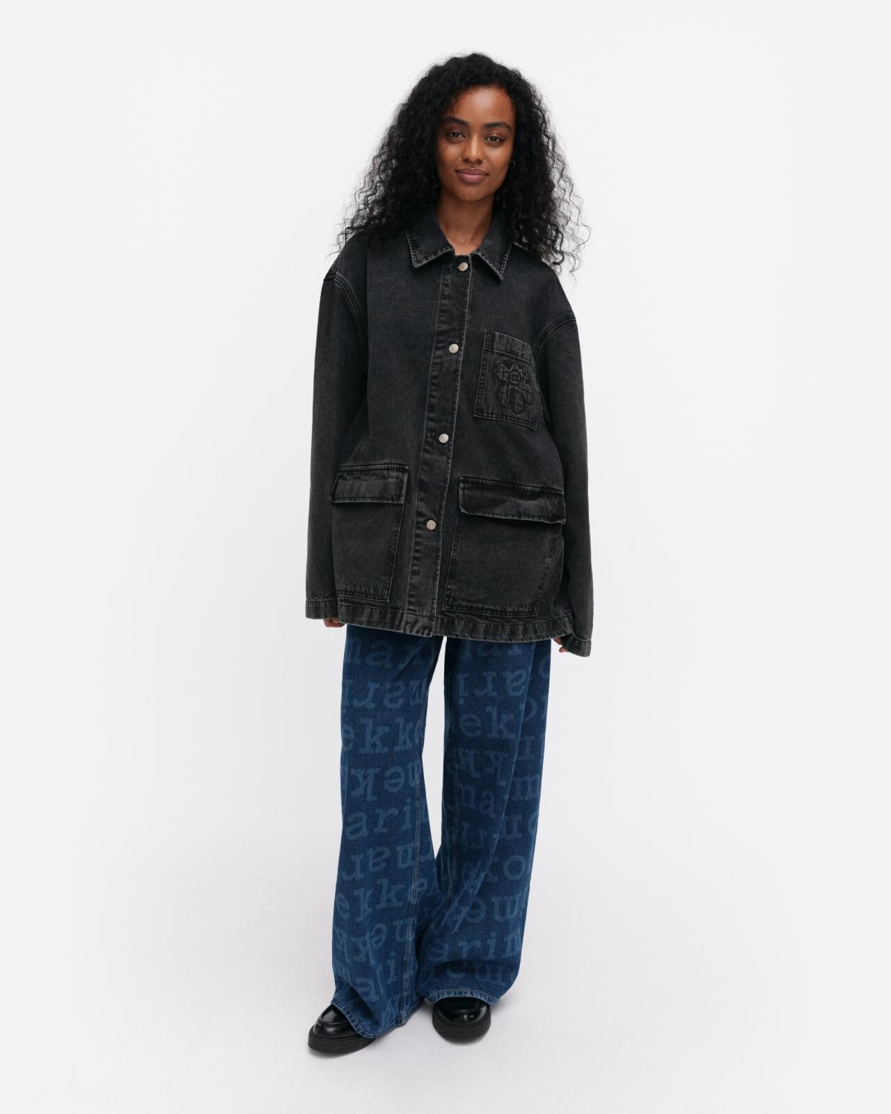 マリメッコ“ウニッコ花柄”のデニムワンピース＆キャンディの包み紙着想