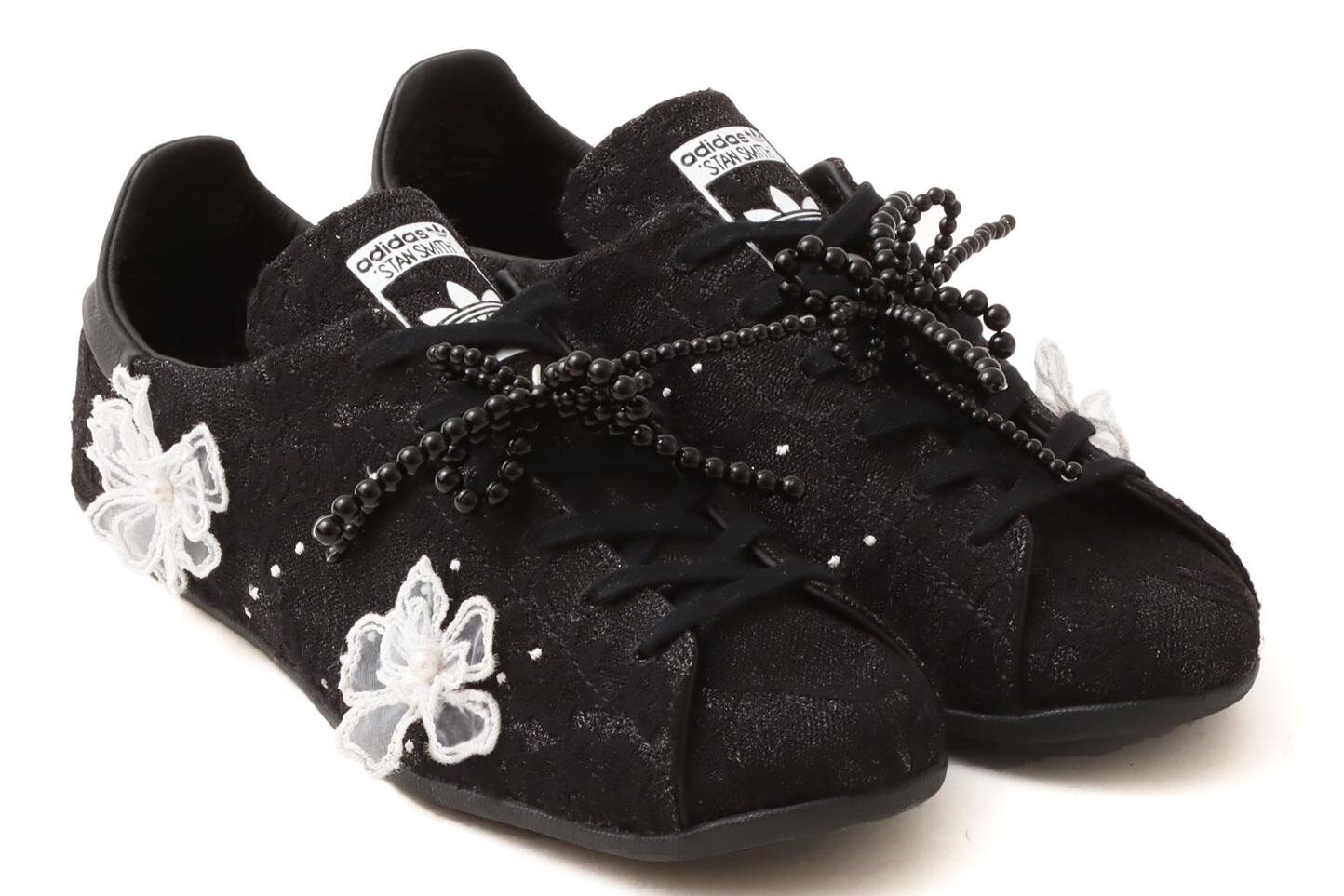 アディダス オリジナルス“レースの花＆リボンビーズ”スニーカー
