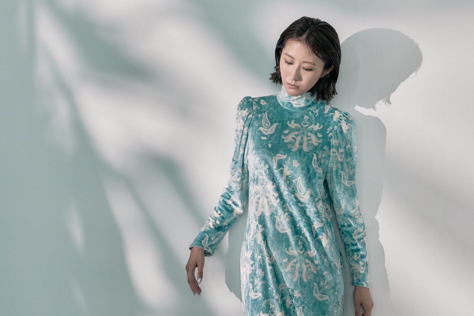 マメ クロゴウチ×ステュディオス“ボタニカル柄ベロア”のワンピース