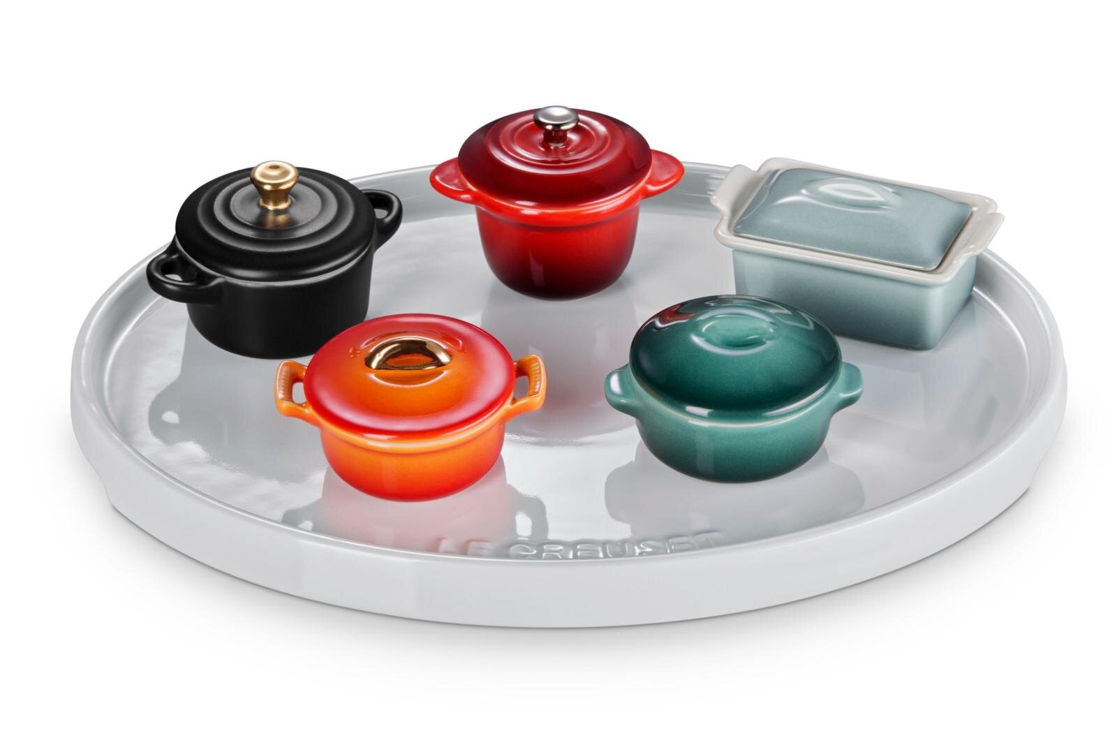 ル・クルーゼの歴代鍋が“ミニチュア”セットで、シーソルトやチェリー