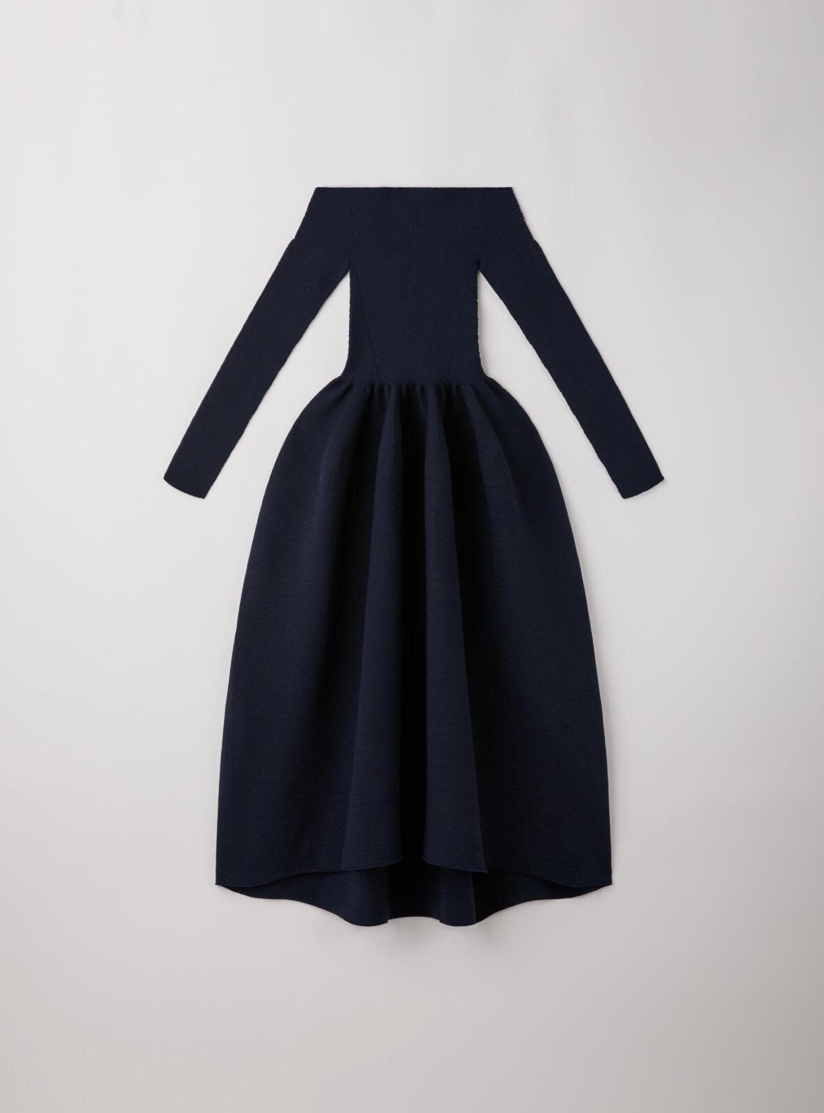 CFCL“グリッターきらめく”壺型ニットドレスがオフショルダーorベル