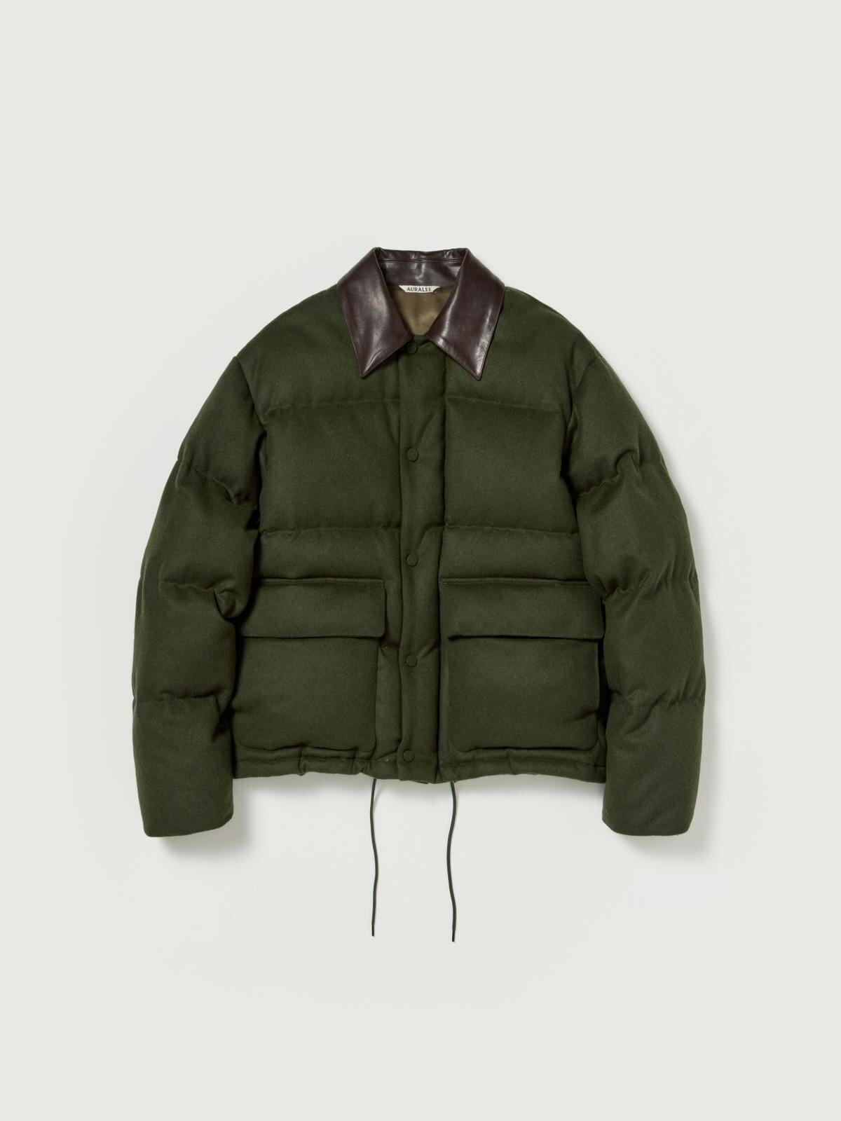 オーラリー25年秋冬メンズアウター、“翡翠カラー”のダウンジャケット