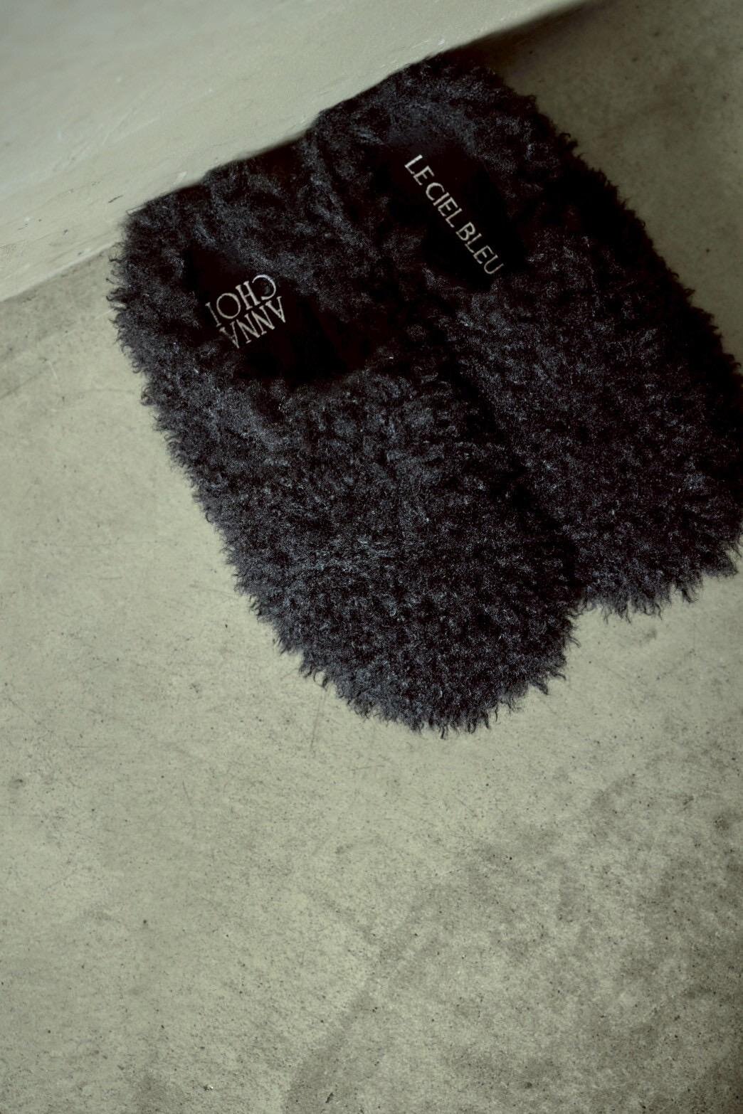 ぬいぐるみ風”ファー＆ベルベットリボンの厚底サンダル、スブ×ルシェル