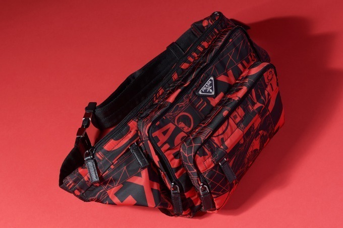 プラダ“コミックプリント”のメンズバッグやウォレットを日本限定発売