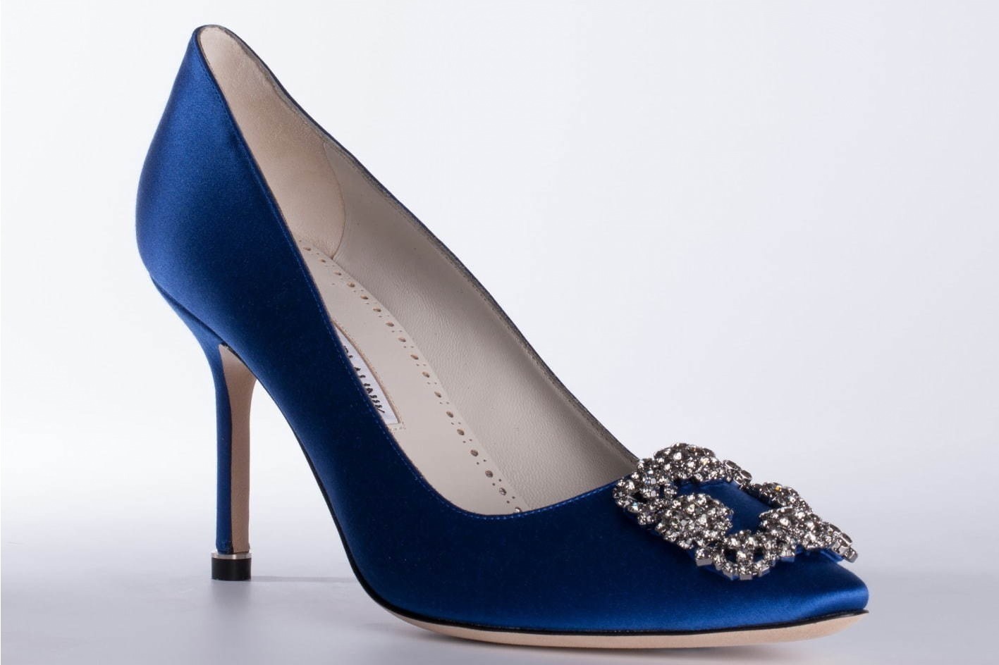 マノロ ブラニクのアイコンパンプス「ハンギシ」“Smile” の文字を配