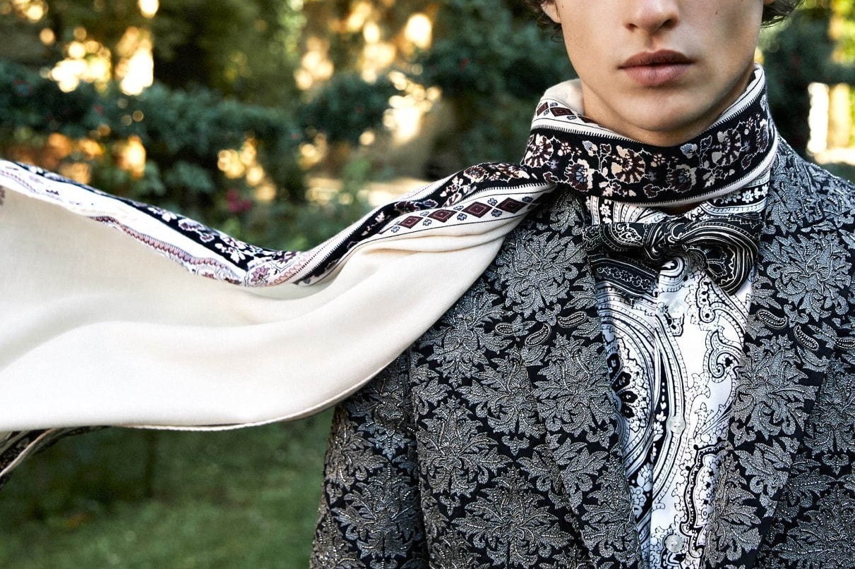 エトロのクリスマスショール、フラワー柄で縁取った新作 - 上質な