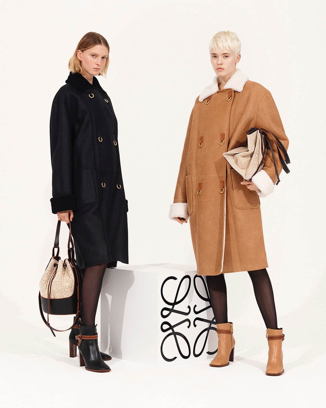 ロエベ“アナグラム・パターンの刺繍”を施した新作バッグ、風船フォルム