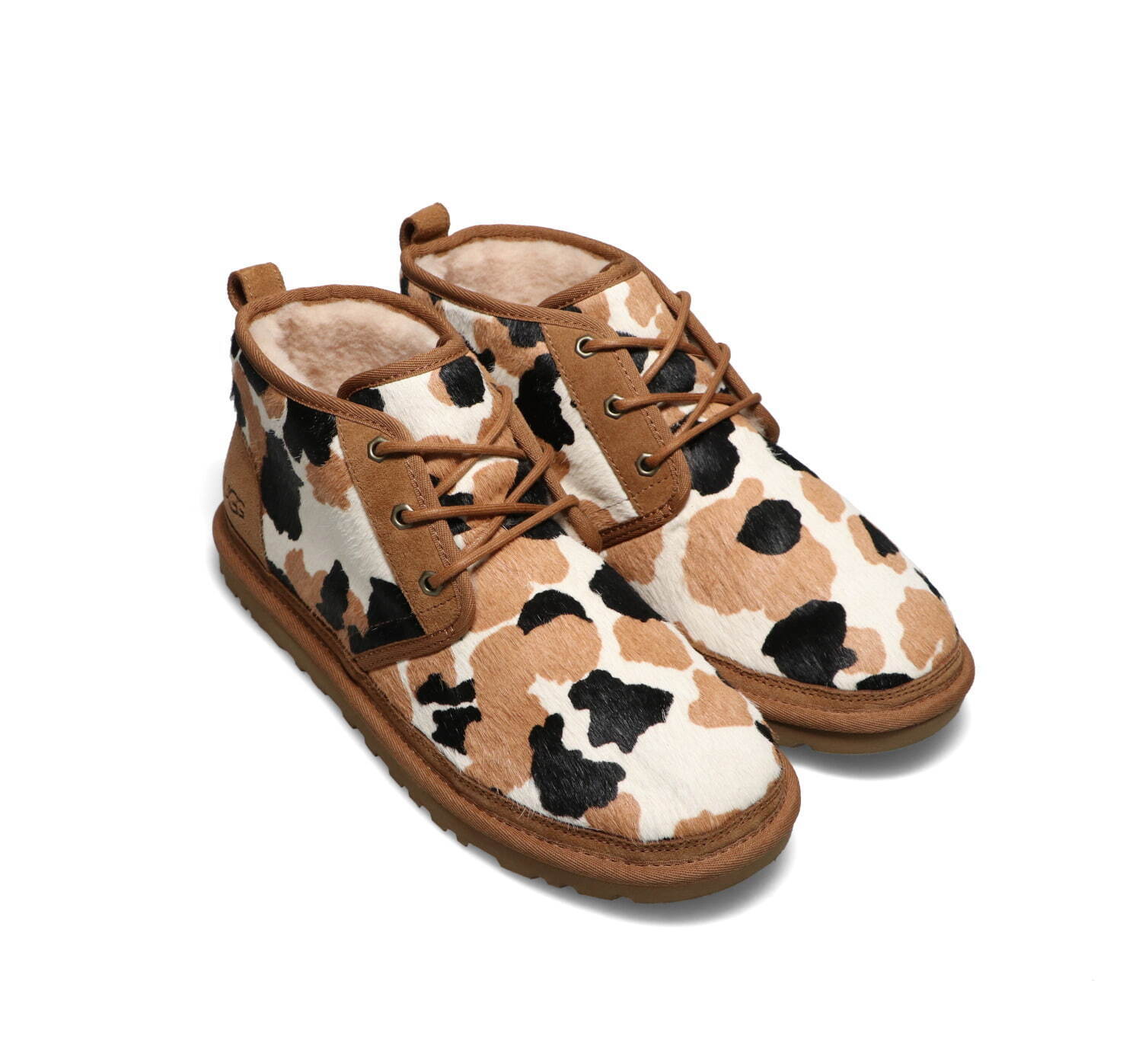 UGGから“牛柄”の新作シューズ、ふわふわシープスキンブーツや厚底