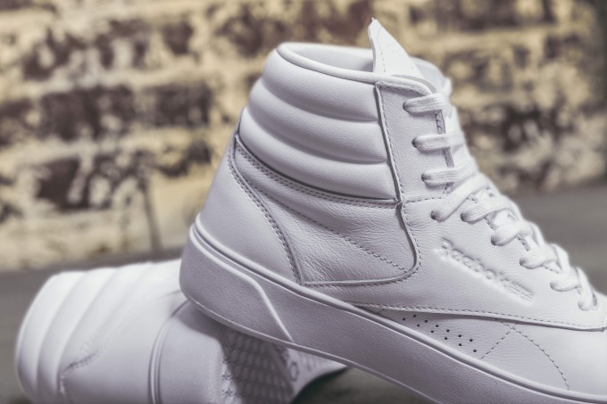 リーボック クラシックから“オールホワイト”の新シューズ「フリー