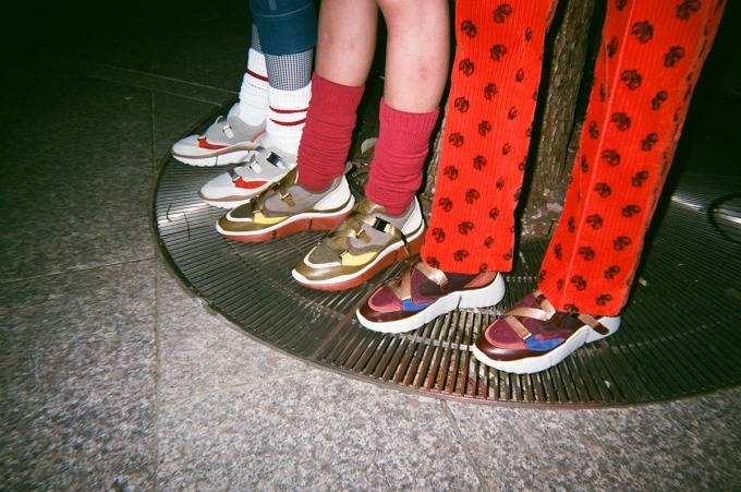 クロエの新作「Sonnie」スニーカー、ハイブリッドデザインに多彩な