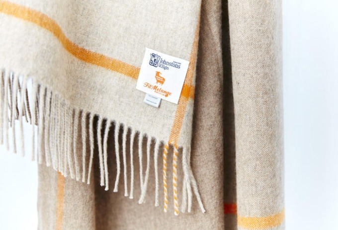 ジョンストンズ×フィルメランジェの別注ストール、巻き方で表情が