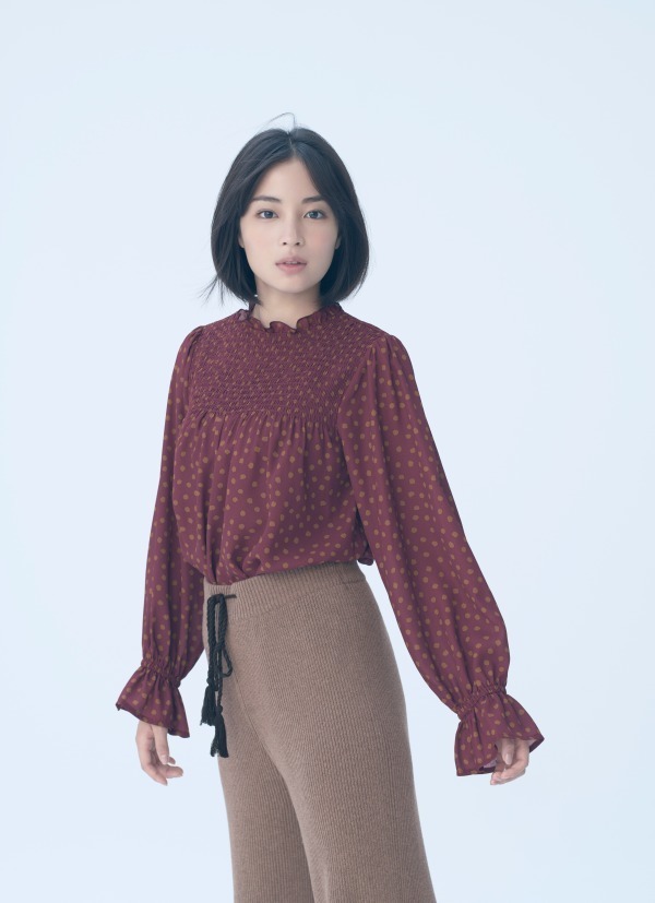 広瀬すずデザインのダルメシアン柄ブラウス＆ワイドパンツ、アース