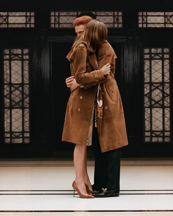 バーバリー、リカルド・ティッシによる「B Classic」トレンチコート