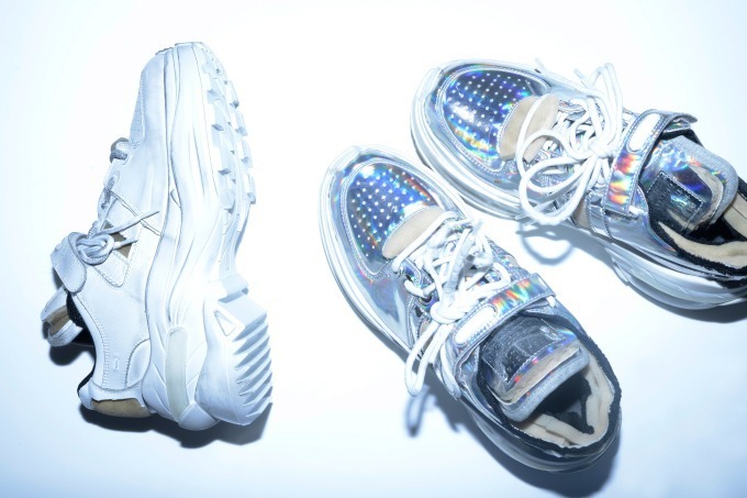 メゾン マルジェラの新作スニーカー「レトロ フィット」スキーブーツの