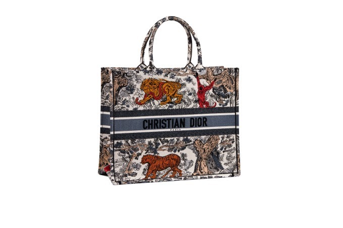 ディオールのクリスマス「トワル ドゥ ジュイ」野生動物を描いたバッグ