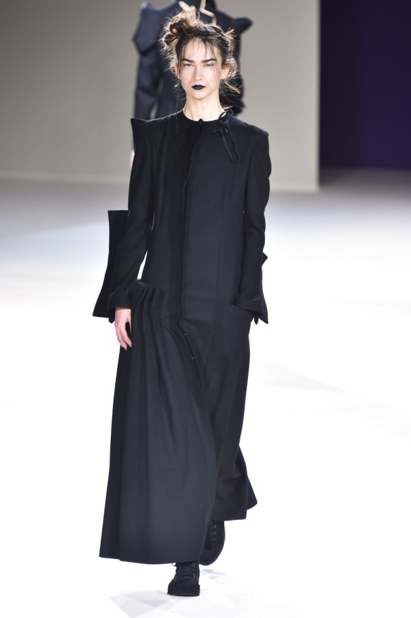 ヨウジヤマモト(Yohji Yamamoto) 2019-20年秋冬ウィメンズコレクション