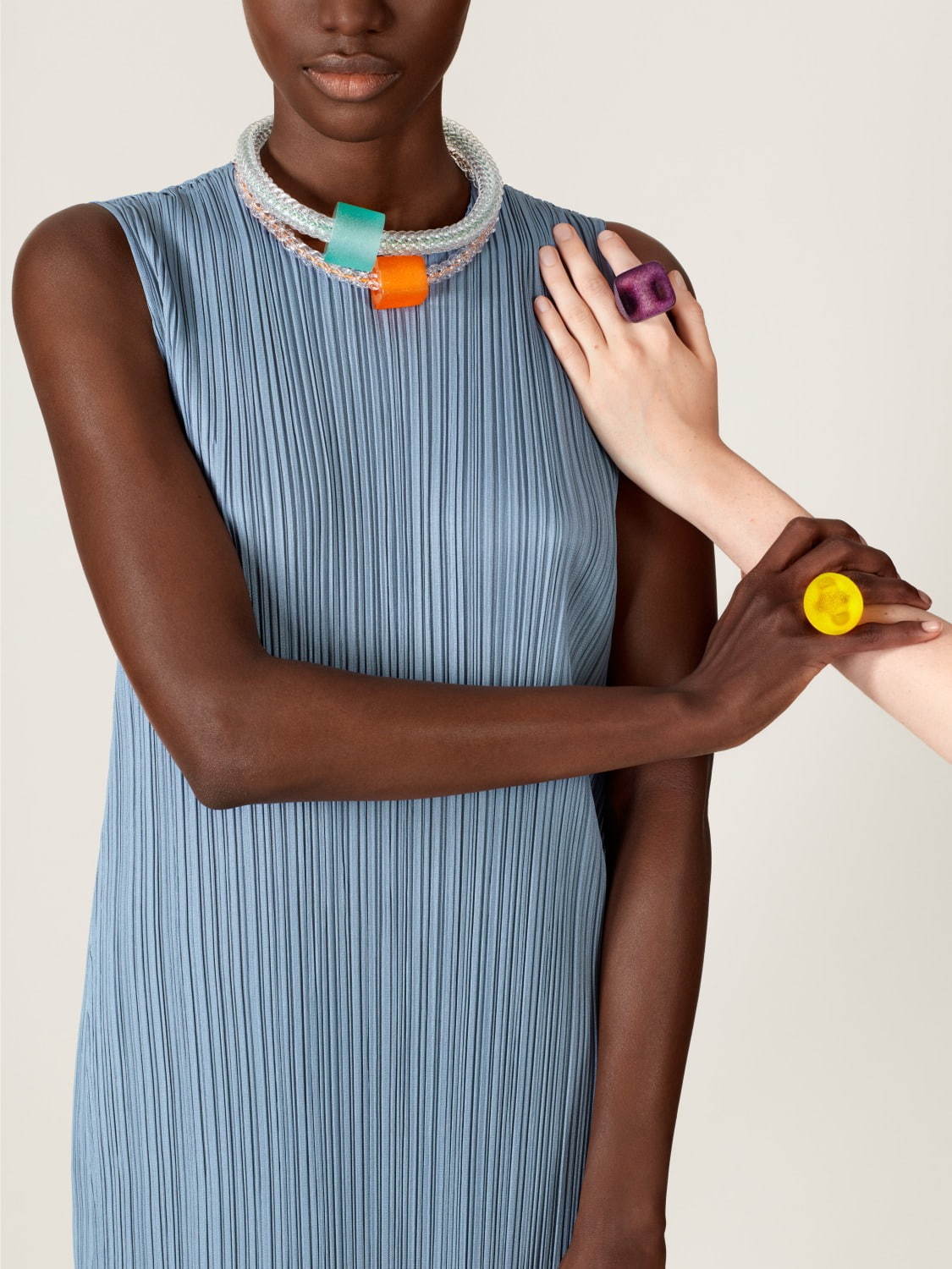 プリーツ プリーズ イッセイ ミヤケ新作、ガラスの透明感を表現した