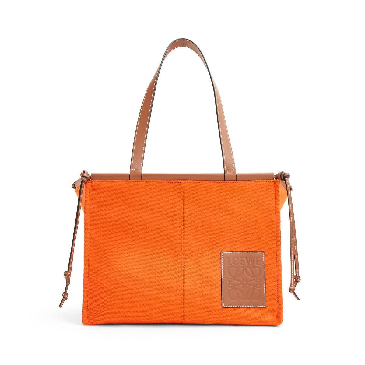 ロエベ“クッション”から生まれた「クッション・トート」に新作