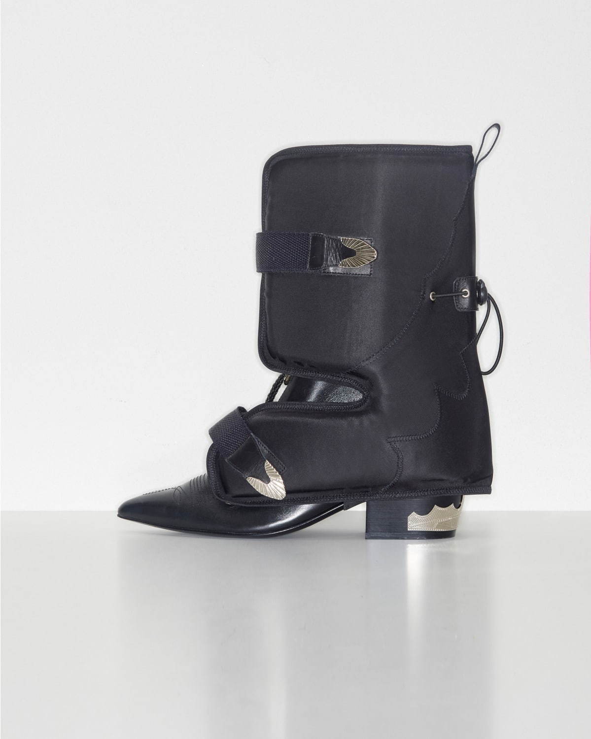 トーガ プルラ シューの新シューズ、ウエスタン調ショートブーツや2WAY