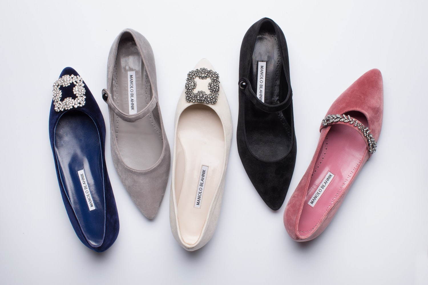 マノロ ブラニク新作シューズ“ベルベット”素材の「ハンギシ」や