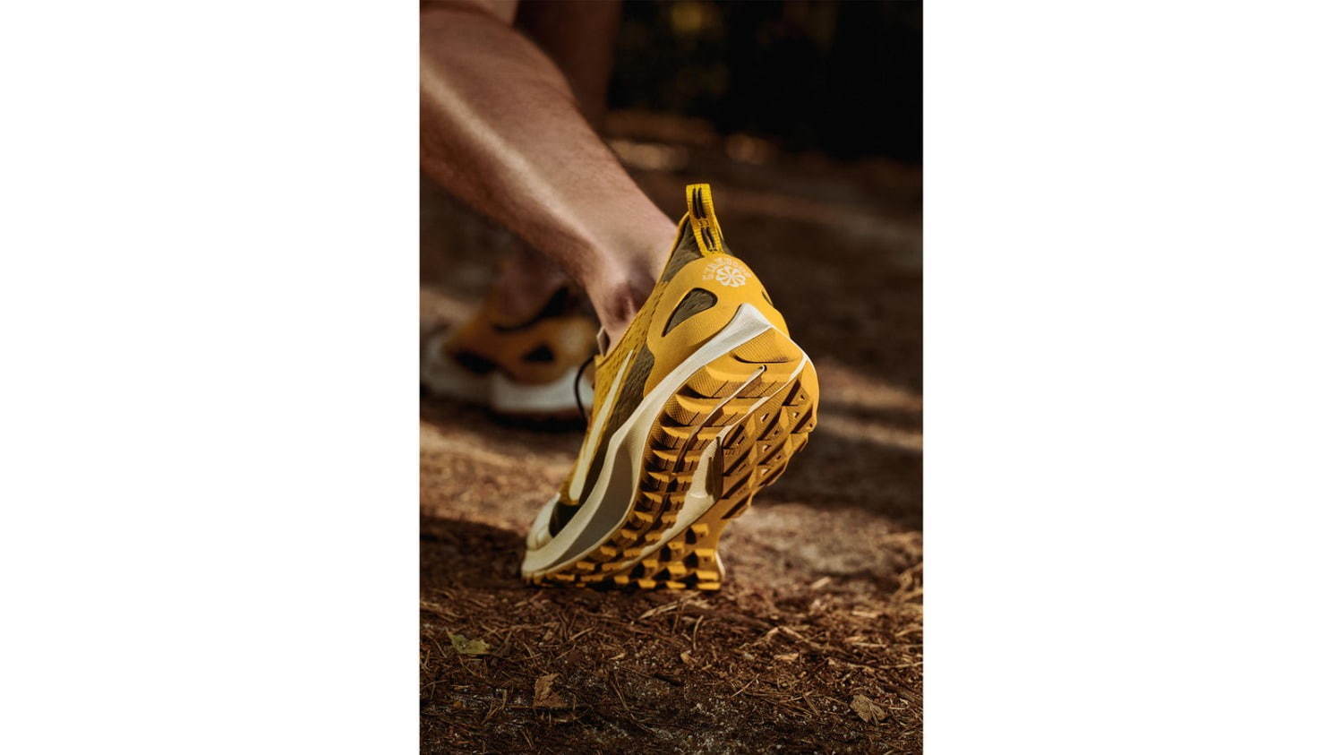 ナイキラボ×アンダーカバー「GYAKUSOU」バラの花プリントのスニーカー