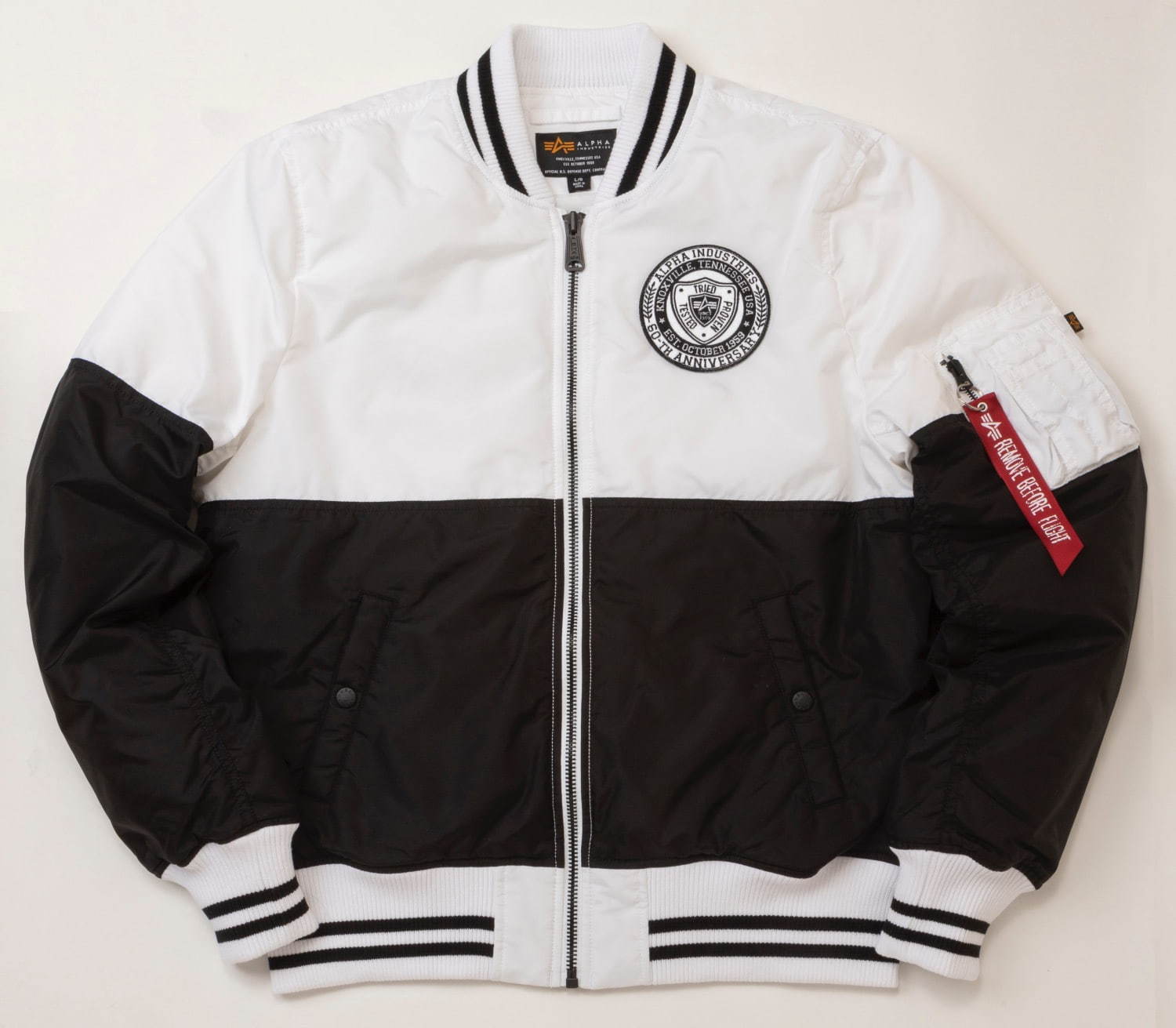 アルファ インダストリーズのフライトジャケット、60周年記念ロゴ入り