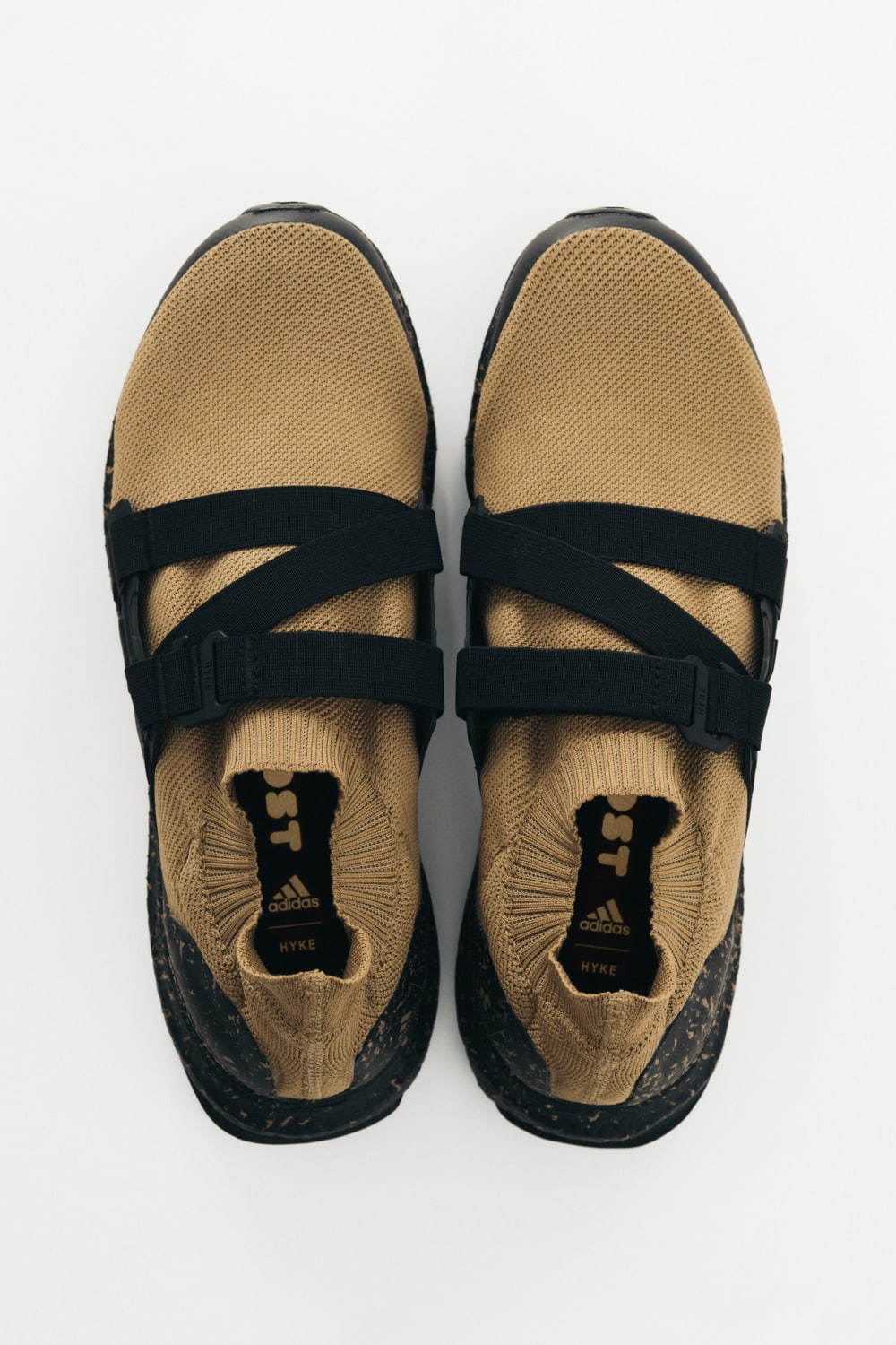 HYKE×アディダス、ウルトラブーストのアレンジスニーカーやロゴ入り