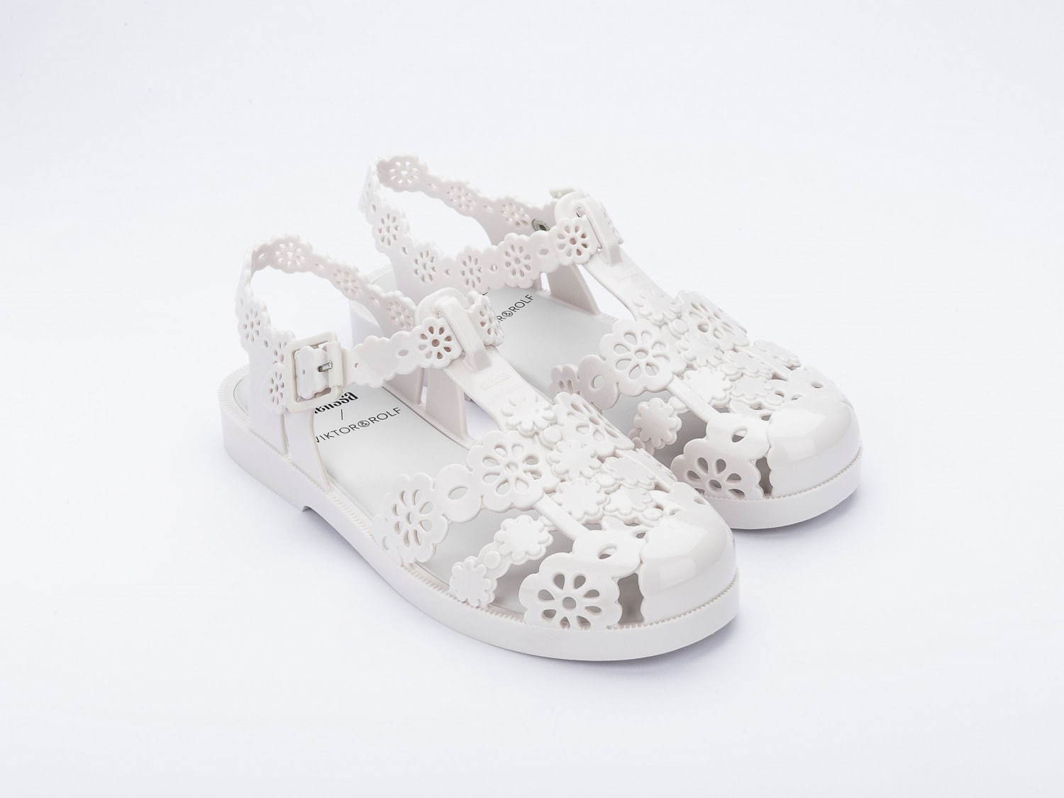 ヴィクター＆ロルフ×メリッサ、花レース模様のフラットサンダルと