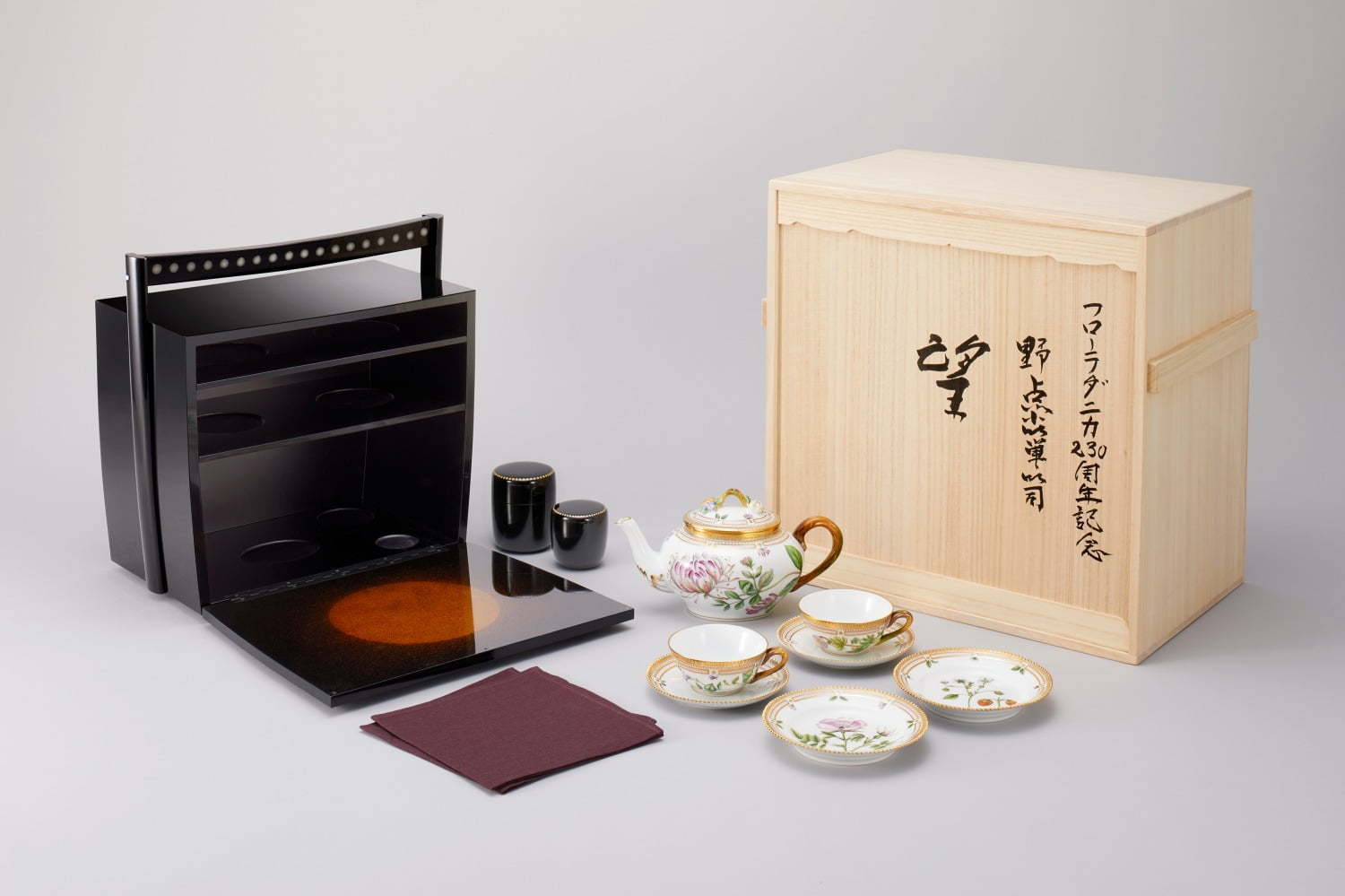 ロイヤル コペンハーゲン「フローラ ダニカ」230周年記念ティーカップ